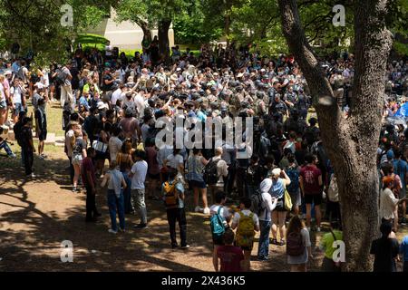 Austin, USA. April 2024. Menschen nehmen an einem pro-palästinensischen Protest an der University of Texas at Austin (UT Austin) in Austin, USA, am 29. April 2024 Teil. Mehr als 100 Menschen wurden verhaftet, als am Montagnachmittag Polizei und pro-palästinensische Demonstranten auf dem Campus von UT Austin zusammenstießen, berichteten lokale Medien unter Berufung auf Beamte des Travis County. Die Beamten sagten, die Anklage könnte den Widerstand gegen Festnahme und Körperverletzung beinhalten. Quelle: Christopher Davila/Xinhua/Alamy Live News Stockfoto