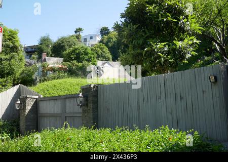 Los Angeles, Kalifornien, USA 29. April 2024 Schauspieler Andrew Shue ehemaliges Haus am 2617 Outpost Drive am 29. April 2024 in Los Angeles, Kalifornien, USA. Foto: Barry King/Alamy Stock Photo Stockfoto