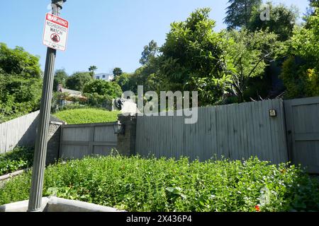 Los Angeles, Kalifornien, USA 29. April 2024 Schauspieler Andrew Shue ehemaliges Haus am 2617 Outpost Drive am 29. April 2024 in Los Angeles, Kalifornien, USA. Foto: Barry King/Alamy Stock Photo Stockfoto