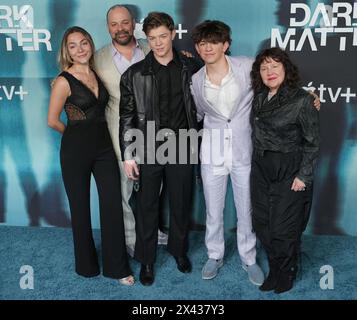 Los Angeles, USA. April 2024. Oakes Fegley (3. Von links) und Family kommen am Montag, den 29. April 2024, zur DARKMATTER World Premiere der Apple TV Series im Hammer Museum in Los Angeles, KALIFORNIEN. (Foto: Sthanlee B. Mirador/SIPA USA) Credit: SIPA USA/Alamy Live News Stockfoto