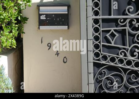 Los Angeles, Kalifornien, USA 29. April 2024 Schauspieler Alan Hale und Sänger Russ Columbo ehemaliges Haus am 1940 Outpost Drive am 29. April 2024 in Los Angeles, Kalifornien, USA. Foto: Barry King/Alamy Stock Photo Stockfoto