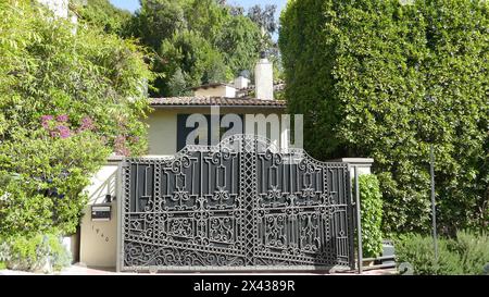 Los Angeles, Kalifornien, USA 29. April 2024 Schauspieler Alan Hale und Sänger Russ Columbo ehemaliges Haus am 1940 Outpost Drive am 29. April 2024 in Los Angeles, Kalifornien, USA. Foto: Barry King/Alamy Stock Photo Stockfoto