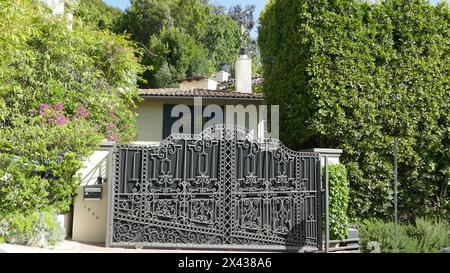 Los Angeles, Kalifornien, USA 29. April 2024 Schauspieler Alan Hale und Sänger Russ Columbo ehemaliges Haus am 1940 Outpost Drive am 29. April 2024 in Los Angeles, Kalifornien, USA. Foto: Barry King/Alamy Stock Photo Stockfoto