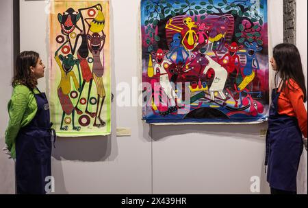 Olympia Auctions, London, UK, 30. April 2024 (L) Henfrick Lilanga (Tansania B.1974) Freunde, signiert H. lilanga unten rechts; betitelt in Swahili auf der Rückseite Öl und Aquarell auf Leinwand (ungerahmt) (R) Hendrick lilanga (Tansania B.1974) der Zahnarzt, der Menschen in ihren Häusern behandelt, signiert H. lilanga unten rechts; signiert und betitelt in Suaheli auf der Rückseite Öl- und Aquarellfarbe auf Leinwand (nicht gerahmt) Est 500-800 £. Seit Mai 2023 ist Olympia Auctions erfreut, hochwertige Werke von Künstlern in Afrika und dem Nahen Osten zu verkaufen, die von der angesehenen Expertin Janet Rady vertrieben werden. Auctio Stockfoto