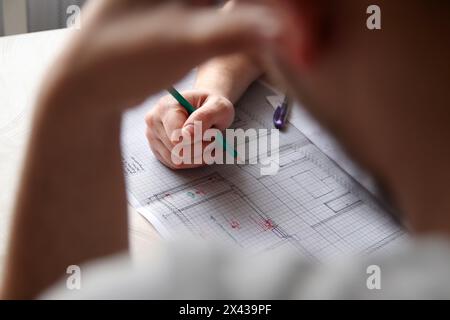 Zwei Ingenieure zeichnen Plan auf blauem Druck mit Architekturausrüstung. Architekten diskutieren am Tisch, Teamarbeit und Work Flow Construction Konzept Stockfoto