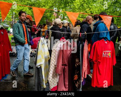 27. April, Amsterdam. Der Königstag ist bekannt für eines der größten und farbenprächtigsten Feste des Landes, insbesondere in Amsterdam. Die Stadt ist voller Orange, während die Menschen die größte Straßenparty des Jahres genießen, die freien Märkte genießen und Spaß auf den Booten entlang der Kanäle haben. Stockfoto