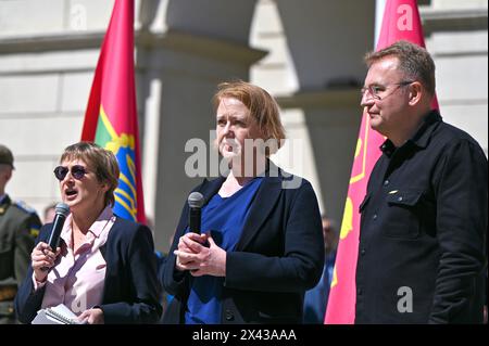 Nicht exklusiv: LVIV, UKRAINE - 27. APRIL 2024 - Lviw Stadtchef Andrii Sadovyi und Bundesministerin für Familie, Senioren, Frauen A Stockfoto