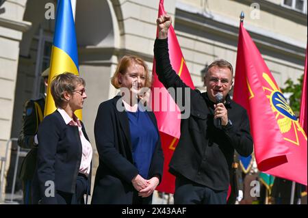 Nicht exklusiv: LVIV, UKRAINE - 27. APRIL 2024 - Lviw Stadtchef Andrii Sadovyi und Bundesministerin für Familie, Senioren, Frauen A Stockfoto