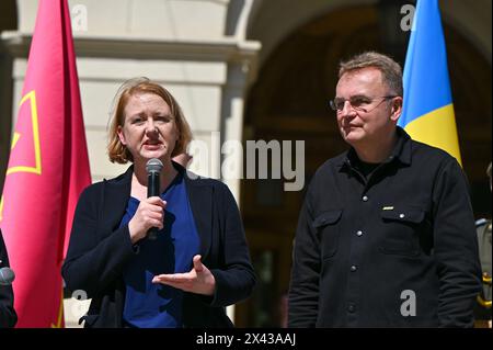Nicht exklusiv: LVIV, UKRAINE - 27. APRIL 2024 - Lviw Stadtchef Andrii Sadovyi und Bundesministerin für Familie, Senioren, Frauen A Stockfoto