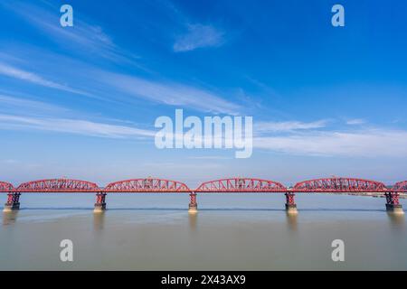 Landschaftsansicht der alten Hardinge-Brücke Stahlbahn-Fachwerkbrücke über Padma oder Ganges zwischen Pabna und Kushtia, Bangladesch Stockfoto