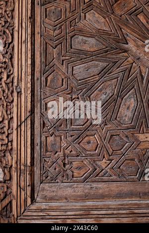 Marrakesch, Marokko. Die saadischen Gräber, die berühmte königliche Nekropole aus dem 16. Jahrhundert. Geschnitzte Tür Stockfoto