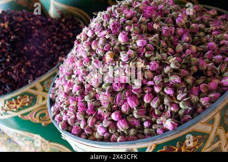 Marrakesch, Marokko. Getrocknete Rosen zum Verkauf in der Medina. Stockfoto