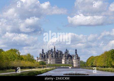 (240430) -- ORLEANS, 30. April 2024 (Xinhua) -- das Schloss Chambord wird im Loire-Tal, Frankreich, am 28. April 2024 besichtigt. Die Schlösser des Loire-Tals sind Teil des architektonischen Erbes der historischen Städte Amboise, Angers, Blois, Chinon, Montsoreau, Orleans, Saumur und Touren entlang der Loire in Frankreich. Sie illustrieren Renaissanceideale des Designs in Frankreich. (Xinhua/Meng Dingbo) Stockfoto
