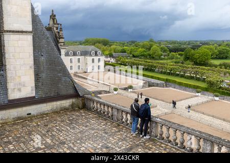 (240430) -- ORLEANS, 30. April 2024 (Xinhua) -- Touristen besuchen das Schloss Villandry im Loire-Tal, Frankreich, 27. April 2024. Die Schlösser des Loire-Tals sind Teil des architektonischen Erbes der historischen Städte Amboise, Angers, Blois, Chinon, Montsoreau, Orleans, Saumur und Touren entlang der Loire in Frankreich. Sie illustrieren Renaissanceideale des Designs in Frankreich. (Xinhua/Meng Dingbo) Stockfoto