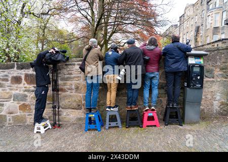 Edinburgh, Schottland, Großbritannien. April 2024. Humza Yousaf tritt als erster Minister Schottlands zurück. Foto: Fotografen schauen über die Wand, um Humza Yousa zu fangen Stockfoto