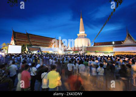 Kerzenschein-Prozession am Magha Puja Day bei Phra Borom That Chedi im Wat Phra Mahathat Woramahawihan Nakhon Si Thammarat, Thailand Stockfoto