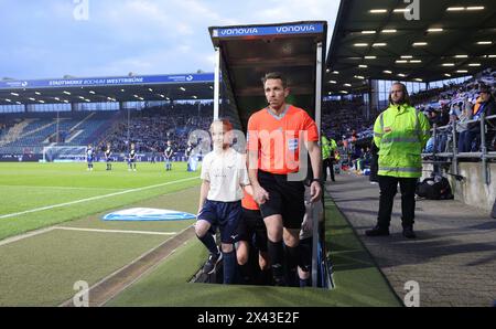 firo: 26. April 2024, Fußball, 1. Liga, 1.Bundesliga, Saison 2023/2024, VfL Bochum 1848 - TSG Hoffenheim. 3:1 Schiedsrichter Tobias Stieler betritt das Stadion Stockfoto