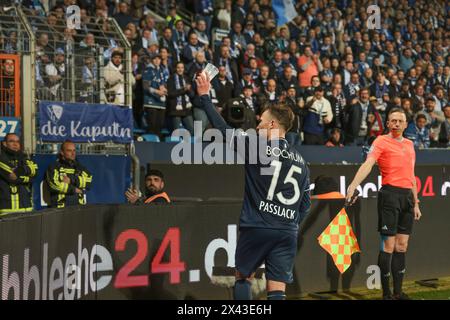 firo: 26. April 2024, Fußball, 1. Liga, 1.Bundesliga, Saison 2023/2024, VfL Bochum 1848 - TSG Hoffenheim. 3:1 Felix PAsslack mit Bierkrug Stockfoto