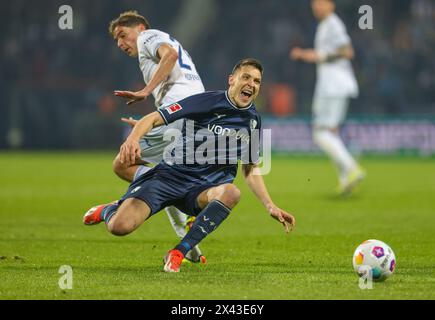 firo: 26. April 2024, Fußball, 1. Liga, 1.Bundesliga, Saison 2023/2024, VfL Bochum 1848 - TSG Hoffenheim. 3:1 Keven Schlotterbeck vom VfL Bochum kämpft um die Ballduelle Stockfoto