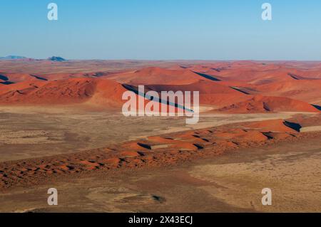 Ein Blick aus der Vogelperspektive auf rote Sanddünen in der Namib-Wüste. Namib Naukluft Park, Namibia. Stockfoto