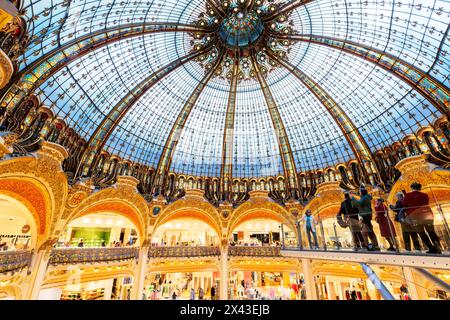 Neo-byzantinische Kuppel (43 m), entworfen von Ferdinand Chanut, Georges Chedanne. Galeries Lafayette Haussmann, das berühmte Geschäft am Boulevard Stockfoto