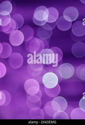 Leuchtendes lila Bokeh mit Farbverlauf für abstrakten Hintergrund Stockfoto