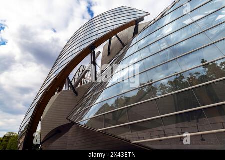 Die Fondation Louis Vuitton Gebäudeentwurf des Architekten Frank Gehry ist ein französisches Kunstmuseum und Kulturzentrum, das von der Gruppe LVMH und deren Subventionierung finanziert wird Stockfoto