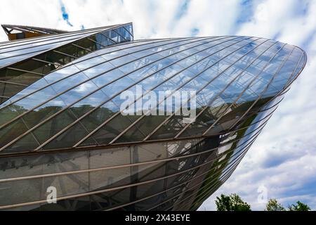 Die Fondation Louis Vuitton Gebäudeentwurf des Architekten Frank Gehry ist ein französisches Kunstmuseum und Kulturzentrum, das von der Gruppe LVMH und deren Subventionierung finanziert wird Stockfoto