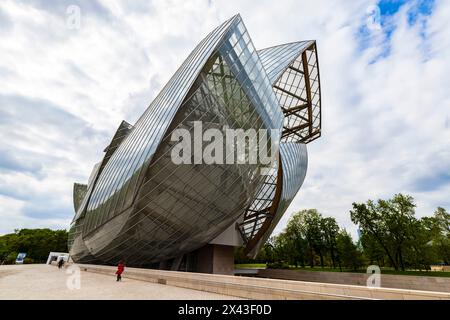 Die Fondation Louis Vuitton Gebäudeentwurf des Architekten Frank Gehry ist ein französisches Kunstmuseum und Kulturzentrum, das von der Gruppe LVMH und deren Subventionierung finanziert wird Stockfoto