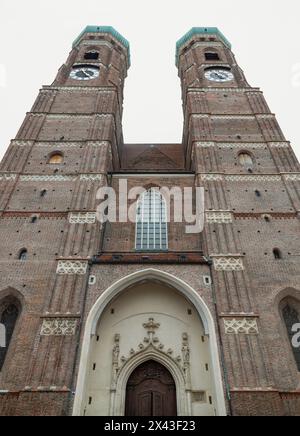 München, Deutschland - 21. Dez. 2023 - Niedriger Blick auf die Frauenkirche oder die Domkirche unserer Lieben Frau, das Gebäude ist das berühmteste Gebäude von Central Stockfoto