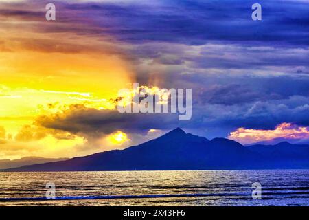 Blick bei spätem Sonnenuntergang auf den Vulkan Mount Agung auf der Insel Bali, Indonesien. Ein aktiver Vulkan mit einer Höhe von 3.014 Metern (9.888') ist der zweithöchste Vulkan Stockfoto