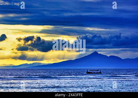 Blick bei spätem Sonnenuntergang auf den Vulkan Mount Agung auf der Insel Bali, Indonesien. Ein aktiver Vulkan mit einer Höhe von 3.014 Metern (9.888') ist der zweithöchste Vulkan Stockfoto