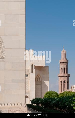 Blick auf ein Minarett in der Sultan Qaboos Grand Moschee, Maskat, Oman. Stockfoto
