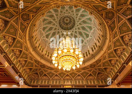 Eine verzierte Decke im Männerbetsraum der Sultan-Qaboos-Moschee, Maskat, Oman. Stockfoto