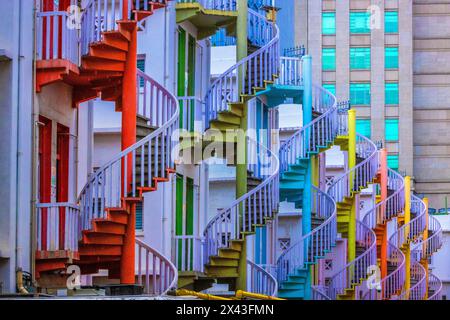 Singapur. Farbenfrohe Treppen im Stadtteil Little India. Stockfoto