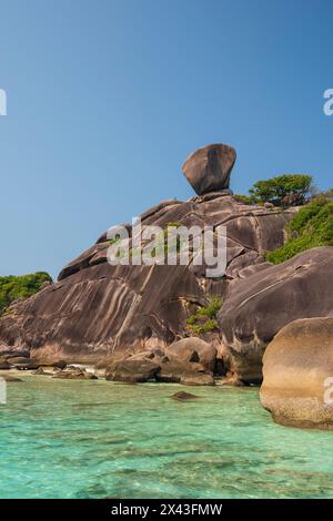 Das klare Wasser und die Felsen der Insel Ko Miang. Phang Nga, Thailand Stockfoto