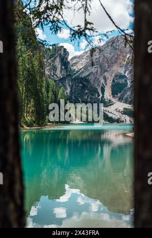 Wunderschöner Gletschersee Pragser See in den Dolomiten, Italien Stockfoto