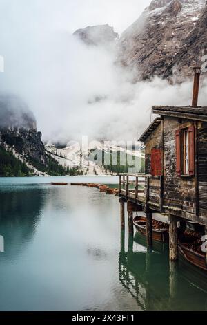 Wunderschöner Gletschersee Pragser See in den Dolomiten, Italien Stockfoto