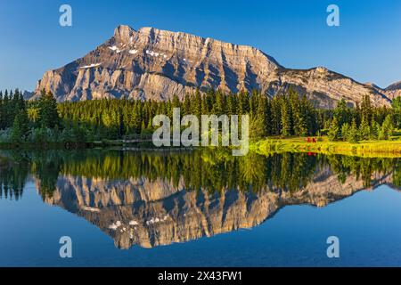 Kanada, Alberta, Banff National Park. Mt. Rundle spiegelte sich bei Sonnenaufgang in Two Jack Lake. Stockfoto