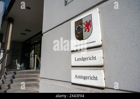 30. April 2024, Mecklenburg-Vorpommern, Neubrandenburg: Der Eingang zum Amtsgericht. Ein 20-jähriger Mann und eine 19-jährige Frau stehen Ende letzten Jahres vor dem Bezirksgericht Neubrandenburg wegen des Todes einer jungen Frau in Pasewalk. Foto: Stefan sauer/dpa Stockfoto