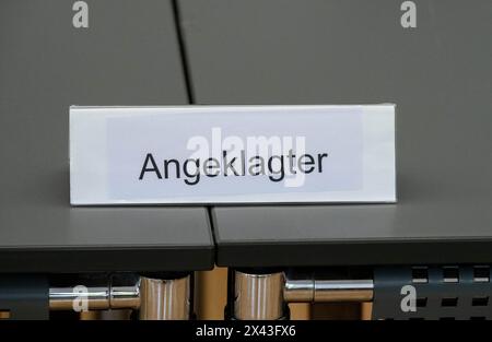 30. April 2024, Mecklenburg-Vorpommern, Neubrandenburg: Blick auf den Gerichtssaal im Amtsgericht Neubrandenburg, in dem auch die Angeklagten sitzen. Ein 20-jähriger Mann und eine 19-jährige Frau stehen Ende letzten Jahres vor dem Bezirksgericht Neubrandenburg wegen des Todes einer jungen Frau in Pasewalk. Foto: Stefan sauer/dpa Stockfoto