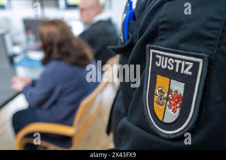 30. April 2024, Mecklenburg-Vorpommern, Neubrandenburg: Blick auf den Gerichtssaal im Amtsgericht Neubrandenburg, in dem auch die Angeklagten sitzen. Ein 20-jähriger Mann und eine 19-jährige Frau stehen Ende letzten Jahres vor dem Bezirksgericht Neubrandenburg wegen des Todes einer jungen Frau in Pasewalk. Foto: Stefan sauer/dpa Stockfoto