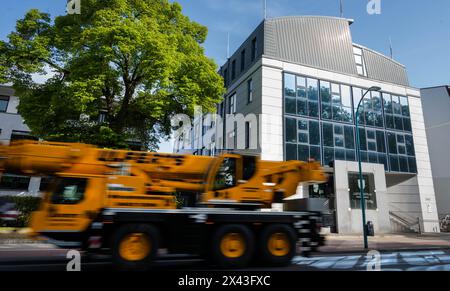 30. April 2024, Mecklenburg-Vorpommern, Neubrandenburg: Fahrzeuge fahren am Landgerichtsgebäude vorbei. Ein 20-jähriger Mann und eine 19-jährige Frau stehen Ende letzten Jahres vor dem Bezirksgericht Neubrandenburg wegen des Todes einer jungen Frau in Pasewalk. Foto: Stefan sauer/dpa Stockfoto