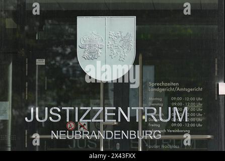 30. April 2024, Mecklenburg-Vorpommern, Neubrandenburg: Der Eingang zum Amtsgericht. Ein 20-jähriger Mann und eine 19-jährige Frau stehen Ende letzten Jahres vor dem Bezirksgericht Neubrandenburg wegen des Todes einer jungen Frau in Pasewalk. Foto: Stefan sauer/dpa Stockfoto