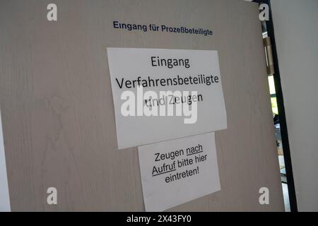 30. April 2024, Mecklenburg-Vorpommern, Neubrandenburg: Blick auf den Gerichtssaal im Amtsgericht Neubrandenburg, in dem auch die Angeklagten sitzen. Ein 20-jähriger Mann und eine 19-jährige Frau stehen Ende letzten Jahres vor dem Bezirksgericht Neubrandenburg wegen des Todes einer jungen Frau in Pasewalk. Foto: Stefan sauer/dpa Stockfoto