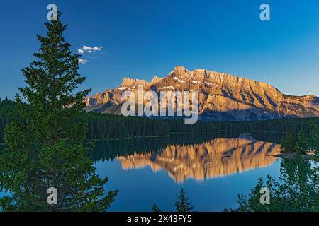 Kanada, Alberta, Banff National Park. Mt. Rundle spiegelte sich bei Sonnenaufgang in Two Jack Lake. Stockfoto