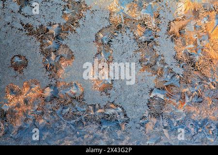 Kanada, Manitoba, Winnipeg. Sonnenaufgang auf Fenster Frostmuster im Winter. Stockfoto