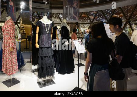 SVR HONGKONG, CHINA. APRIL 2024. Die Auctineers, Juliens, bringen eine Ausstellung von Kleidern, die Prinzessin Diana trug, ins K11 Shopping Centre Hong Kong vor ihrer Auktion im Juni 2024. Die exklusive Pop-up-Vorschau „Princess Diana’s Elegance & A Royal Collection“ wird im K11 MUSEA Golden Ball Room ausgestellt. Foto Jayne Russell/Alamy Live Image Stockfoto