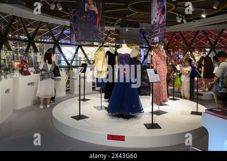 SVR HONGKONG, CHINA. APRIL 2024. Die Auctineers, Juliens, bringen eine Ausstellung von Kleidern, die Prinzessin Diana trug, ins K11 Shopping Centre Hong Kong vor ihrer Auktion im Juni 2024. Die exklusive Pop-up-Vorschau „Princess Diana’s Elegance & A Royal Collection“ wird im K11 MUSEA Golden Ball Room ausgestellt. Foto Jayne Russell/Alamy Live Image Stockfoto