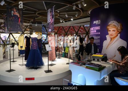 SVR HONGKONG, CHINA. APRIL 2024. Die Auctineers, Juliens, bringen eine Ausstellung von Kleidern, die Prinzessin Diana trug, ins K11 Shopping Centre Hong Kong vor ihrer Auktion im Juni 2024. Die exklusive Pop-up-Vorschau „Princess Diana’s Elegance & A Royal Collection“ wird im K11 MUSEA Golden Ball Room ausgestellt. Foto Jayne Russell/Alamy Live Image Stockfoto